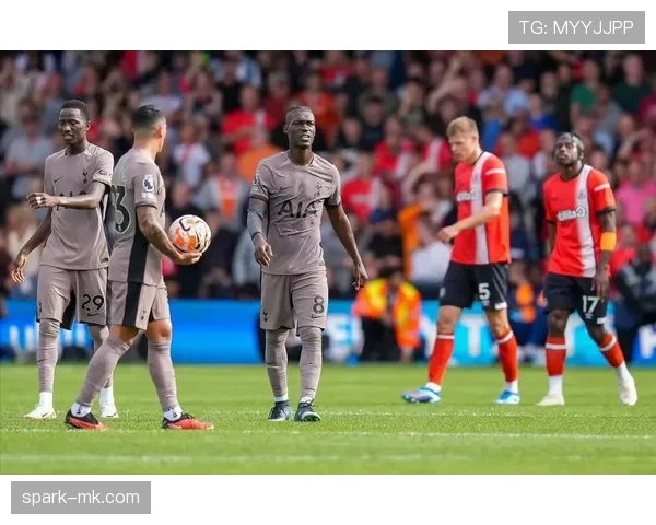 英超卢顿镇近期保级形势严峻,状态与积分走势备受关注 英超卢顿镇近期保级形势严峻,状态与积分走势备受关注